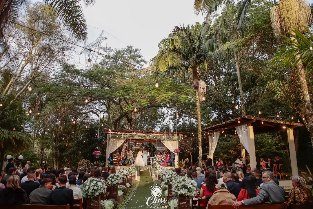 Cerimônia de casamento na capela ao ar livre do Villa Borghese, cercada por árvores e convidados