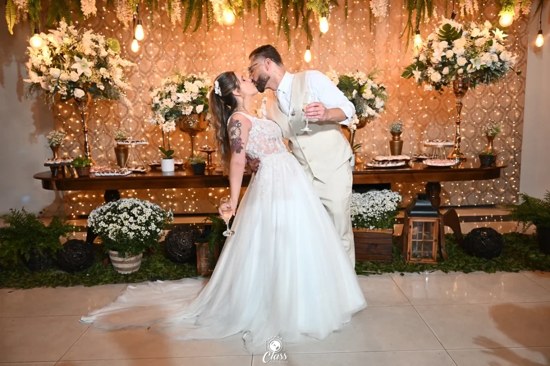 Casal se abraçando no salão decorado do Villa Borghese
