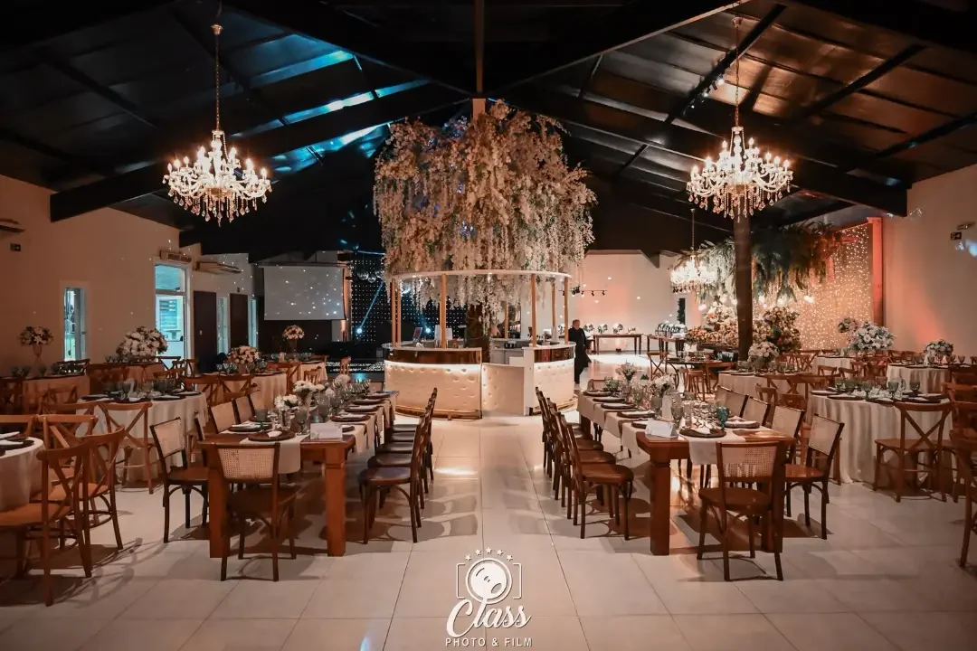 Salão do Villa Borghese com mesas postas e decoração para casamento